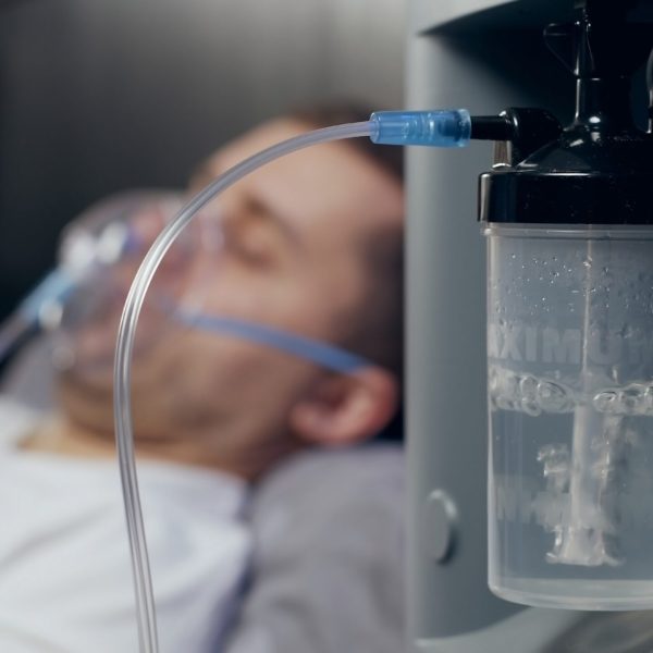 Working,Oxygen,Humidifier,For,Nasal,Cannula,,Closeup,Oxygen,Generator,,Low